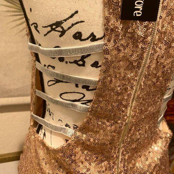 LookBook - Dress - Picture 5 of 11